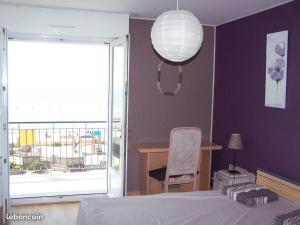 Les flots bleus face à la mer