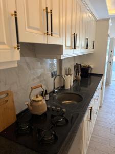 Bright Modern Flat - Pool & Garden Near Shops