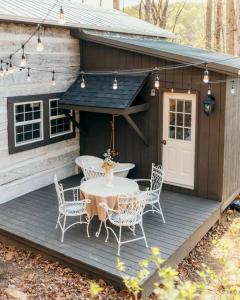 Victorian French Cottage - Hot Tub in Hocking Hills