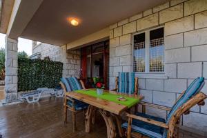 Apartments Seafront Mavla