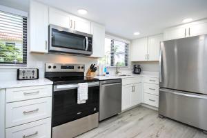 Serene 2BR Sanibel condo with beach views 4A2