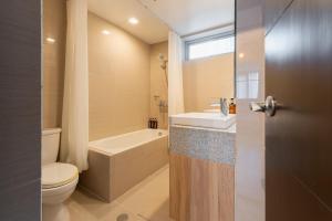 Spacious 3 BR in Uptown Parksuites, BGC Fast Wi Fi Washer