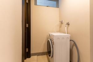 Spacious 3 BR in Uptown Parksuites, BGC Fast Wi Fi Washer