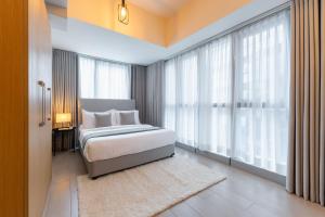 Spacious 3 BR in Uptown Parksuites, BGC Fast Wi Fi Washer