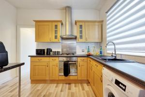 Modern & Comfy Home by the Sea, Ideal for Families & Contractors, Free Parking, Super Fast Speed Wi-Fi, Guests 6, Great for Long Term Stays, Clark Property Estates