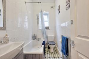 Modern & Comfy Home by the Sea, Ideal for Families & Contractors, Free Parking, Super Fast Speed Wi-Fi, Guests 6, Great for Long Term Stays, Clark Property Estates