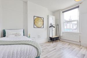 Modern & Comfy Home by the Sea, Ideal for Families & Contractors, Free Parking, Super Fast Speed Wi-Fi, Guests 6, Great for Long Term Stays, Clark Property Estates