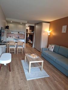 LES ANGES - studio 4 Personnes entièrement rénové -départ skis aux pieds