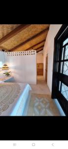 1 BR 1 BTR, Baja Color