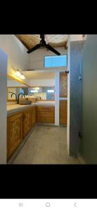 1 BR 1 BTR, Baja Color