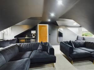 Queen Elizabeth Penthouse Sleeps 6-8