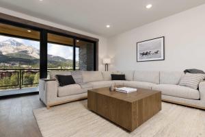 Big Sky Base Camp Fireplace Views & Hot Tub