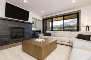 Big Sky Base Camp Fireplace Views & Hot Tub