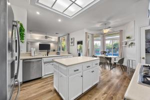 Corporate & Family Retreat Seven Oaks Pool Home