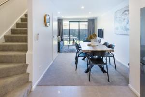 2 BR Home, Walk to City & Stadium