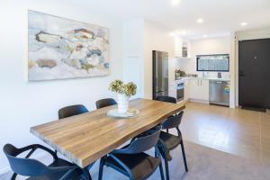2 BR Home, Walk to City & Stadium