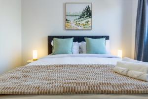 2 BR Home, Walk to City & Stadium