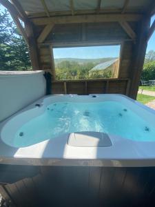 unique sheperds hut private hot tub, ensuite & kitchenette