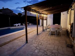 Casa con piscina y barbacoa