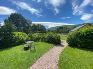 unique sheperds hut private hot tub, ensuite & kitchenette