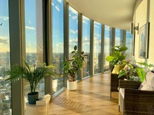 Skyline Views, Boutique 2-Bed, 2-Bath West London Apartment, Free Parking
