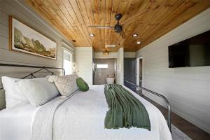 Modern Cabin Escape - Hot Tub - Game Room - Pets