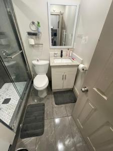 Homestay At Queen St-Downtown Toronto-Free Wifi N