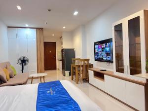 Wellington-Sky Center Next to Airport free Pool