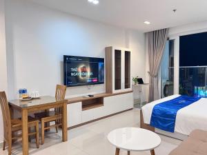 Wellington-Sky Center Next to Airport free Pool