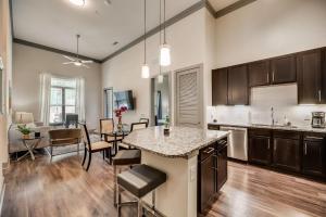 1BD Pool Kessler park Dallas DAL205