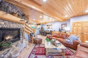 Timberwolf Canyons Village 3BR sleeps 6 hot tub