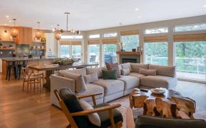 Elegant Waterfront Retreat