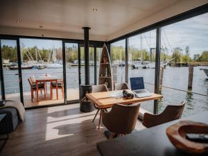 Modern houseboat for 4 guests