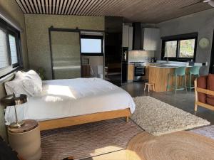 Chapel Cove Retreat - Private Tiny House with Boat Ramp