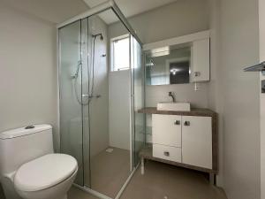 Apto moderno com vista para o mar e churrasqueira