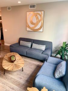 Contemporary 2BR Prime Hollywood Location