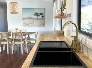 The Little Beach Retreat - Relaxing family sized home one street from the sea!