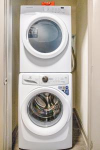 Cozy Uptown apartment with Gym and Swimming pool