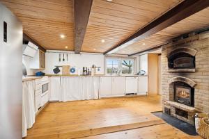 Country Stay In Cosy Farmhouse With Horses