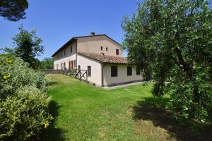 Francigena Apartments with Shared Pool and Private Garden