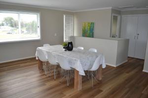 Pluto Palace - Pet & Family-Friendly Beach Escape