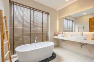 Villa Juloma - The Jewel of the Hill