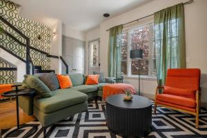 *Incredible Location* |Two King Beds| Free Parking