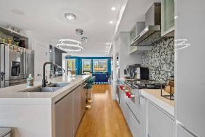 *Everything*| Hot Tub| Sauna| Pool table|Game Room