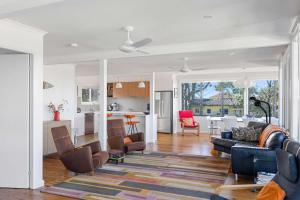 Retro Beach House - roomy 4BR retreat near ocean