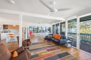 Retro Beach House - roomy 4BR retreat near ocean