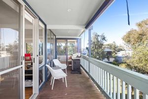 Retro Beach House - roomy 4BR retreat near ocean