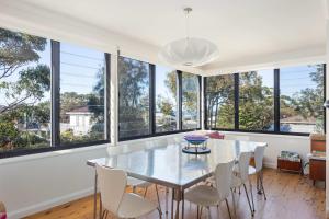 Retro Beach House - roomy 4BR retreat near ocean