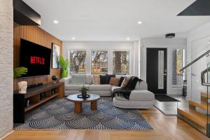 *Everything*| Hot Tub| Sauna| Pool table|Game Room