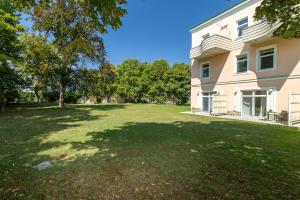 Giardino Airport Apartment with garden